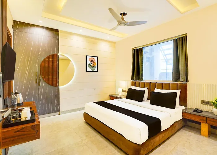Hotel Le Grand Near Igi Airport