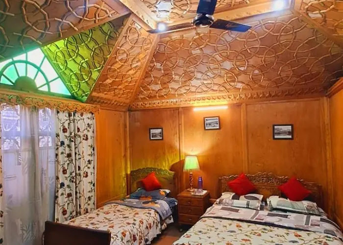 Lakes Crown Group Of Houseboats