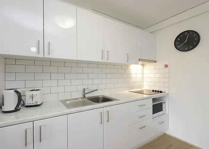Light & Bright Apartment, 5 Minute Walk To The Beach