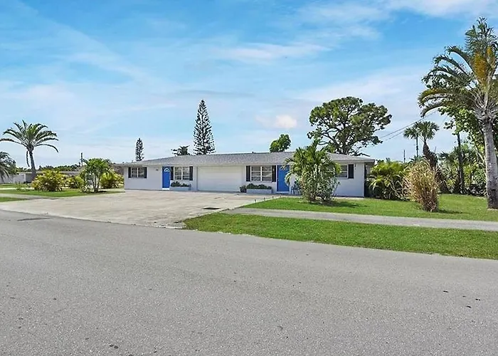 699 Sea Breeze Hideaway- Near Beach-Fenced Doggie Area-Large Driveway