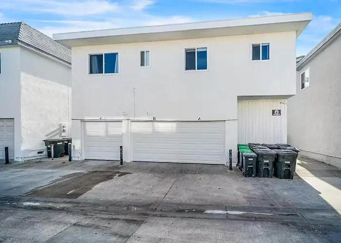 Charming Home Just Steps From The Beach 2 Bedroom, Private Back Patio, & Free Wifi