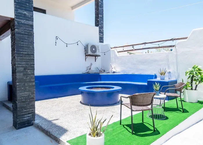 Casa Arrecife - Dorado Suite, Fast Wifi & Balcony! Beach Is Steps Away!