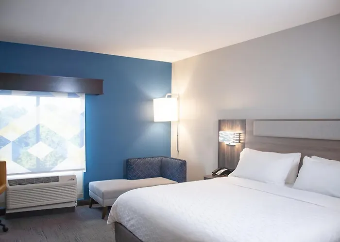 Holiday Inn Express & Suites Overland Park By Ihg