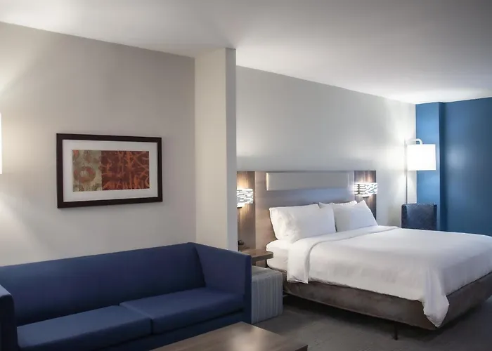Holiday Inn Express & Suites Overland Park By Ihg