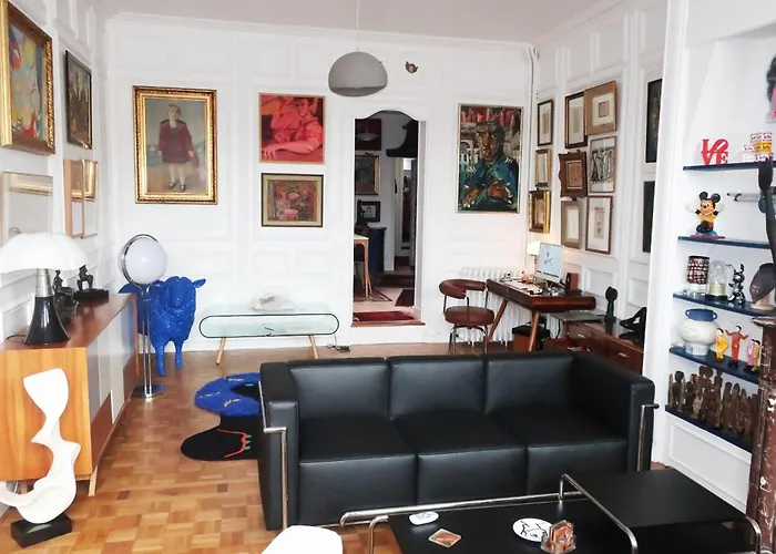 Une Chambre Et Des Tableaux