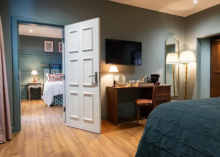 The Coat And Bear - A Heartwood Inn