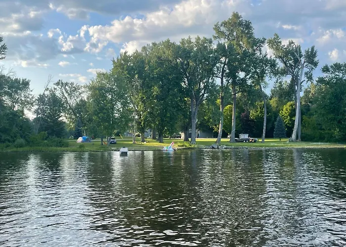 Lakefront House 25 Minutes From Downtown Ottawa-Gatineau