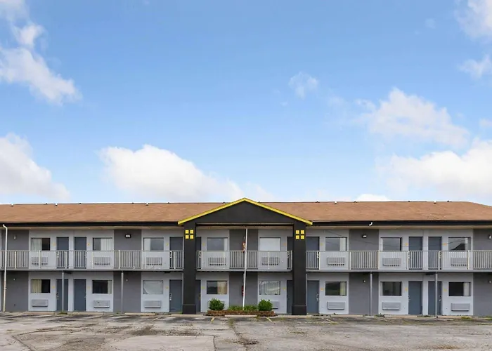Super 8 By Wyndham Millbury/Toledo