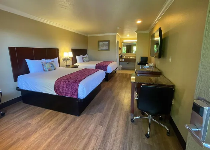 Travelodge By Wyndham Costa Mesa Newport Beach Hacienda