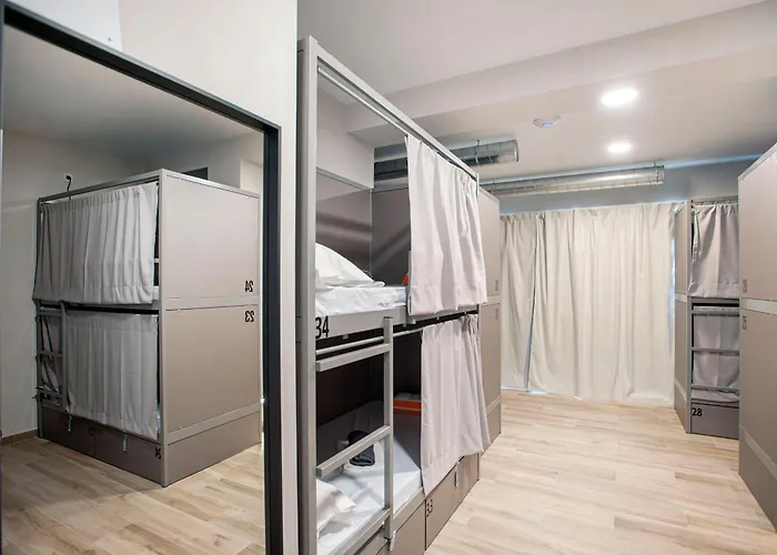 Hostel Dos Estaciones - Scandinavian Design - Albergue Juvenil - Free Towels, Coffee & Tea, Remote Check-In
