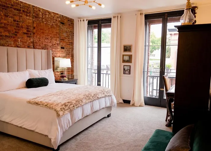Speakeasy Suites Sleeps 18