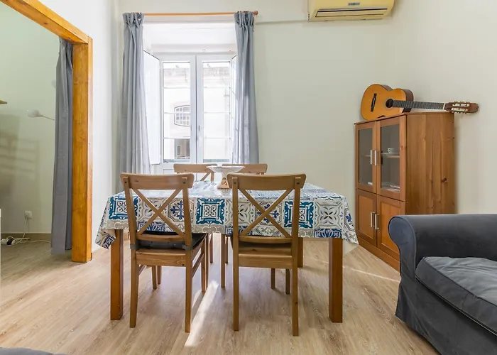 Alfama Very Well-Connected Apartment