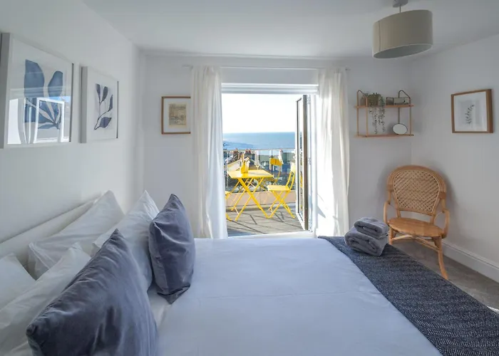 Bright & Beautiful 4 Bedroom House With Sea Views