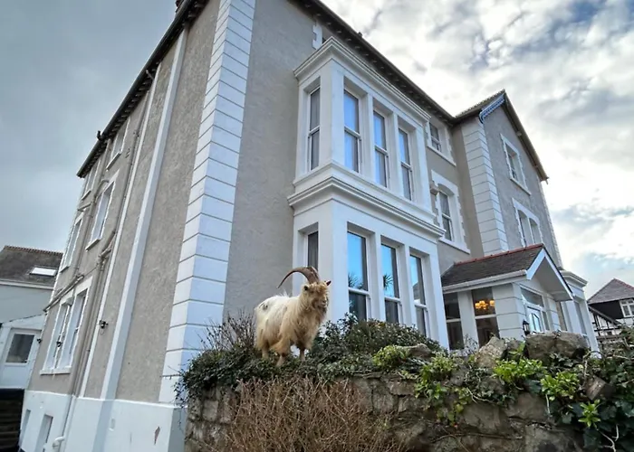 Lansdowne House With Private Car Park
