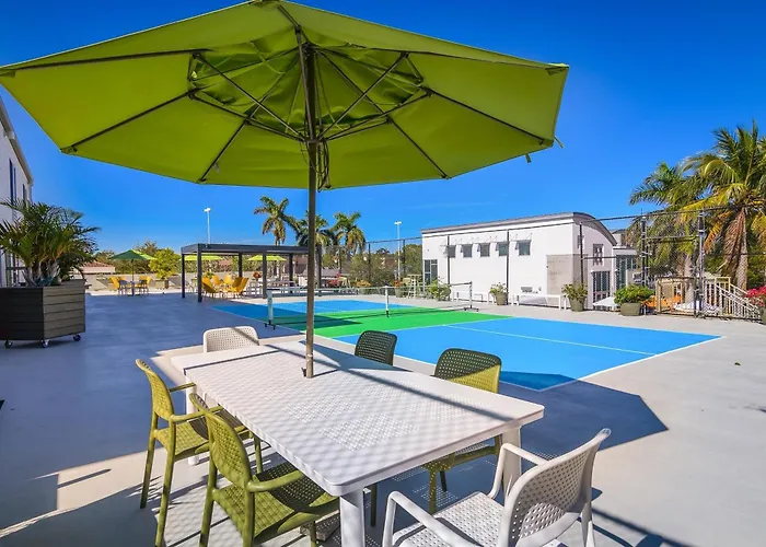 Naples Park Central Hotel