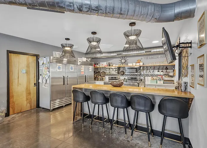 Family And Pet Friendly Deluxe Suite For 10