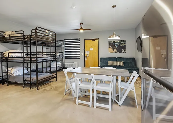Family And Pet Friendly Deluxe Suite For 10