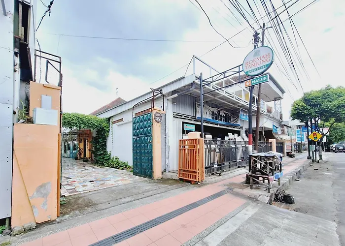 Urbanview Roemah Tanjung Blitar