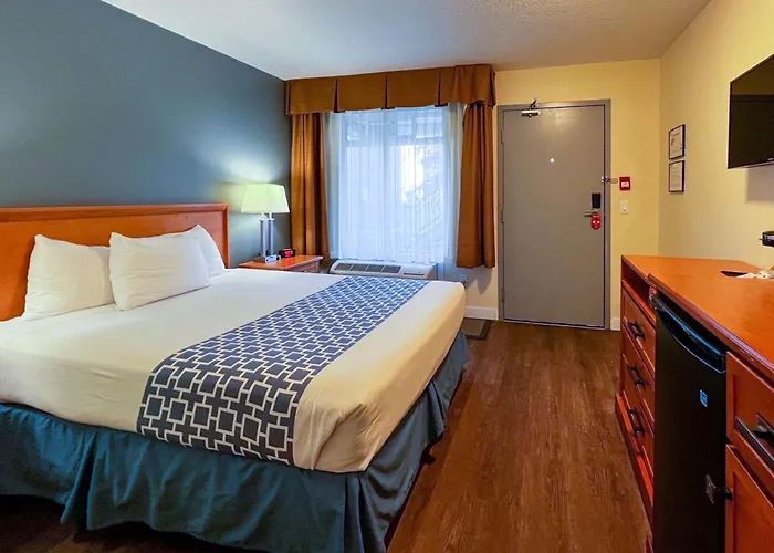 Econo Lodge Inn & Suites Calgary - University