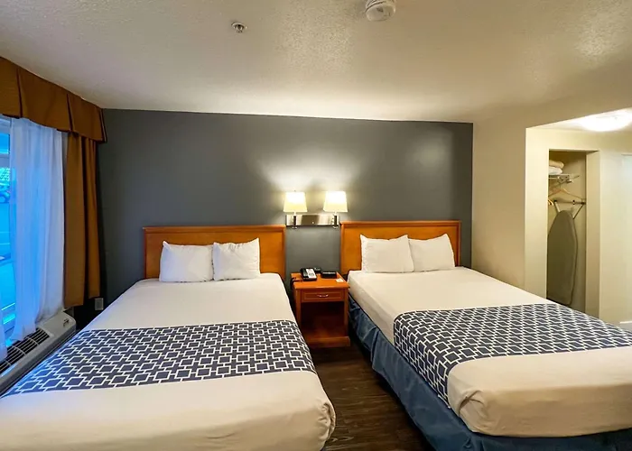 Econo Lodge Inn & Suites Calgary - University
