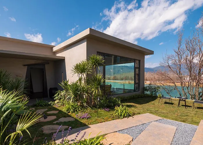 Half Pond White House