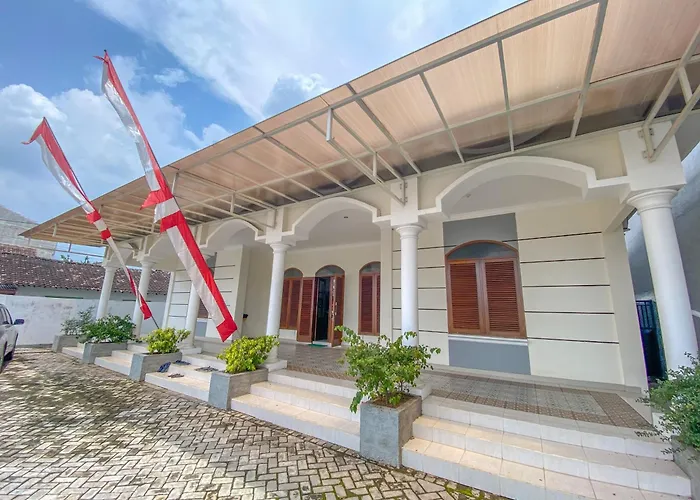 Urbanview Raden Mansion Jember