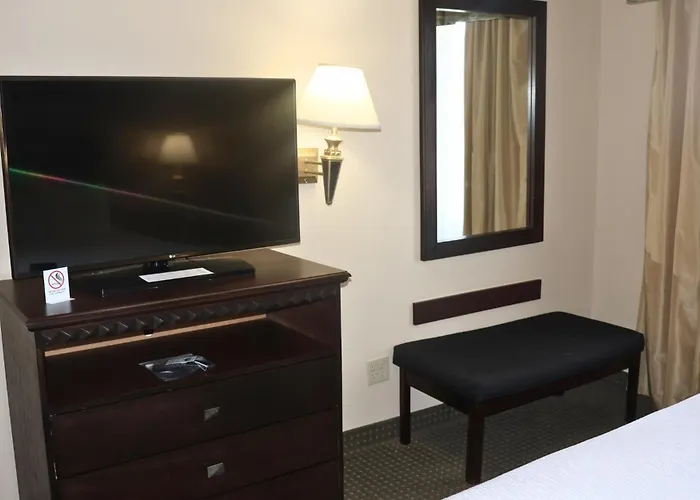 Wingate By Wyndham Peoria - Complimentary Area Shuttle