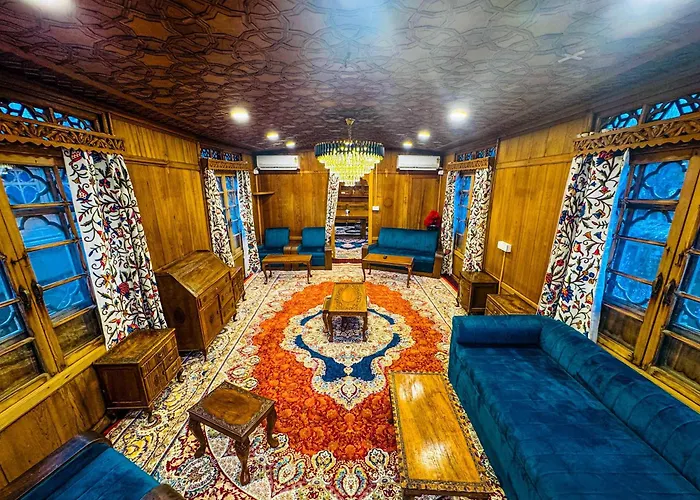Peacock Houseboats