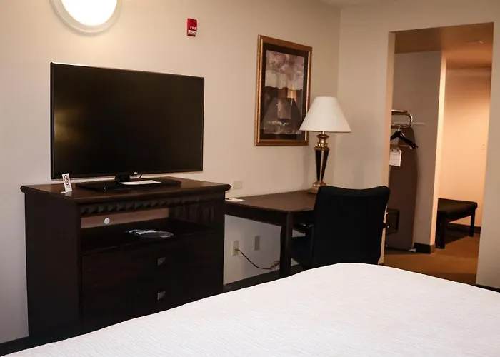 Wingate By Wyndham Peoria - Complimentary Area Shuttle