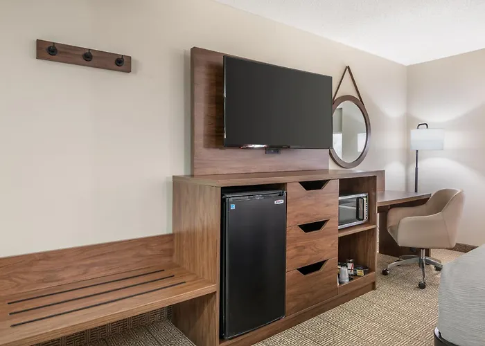 Quality Inn & Suites Near Owensboro & Holiday World Gold Award Winner