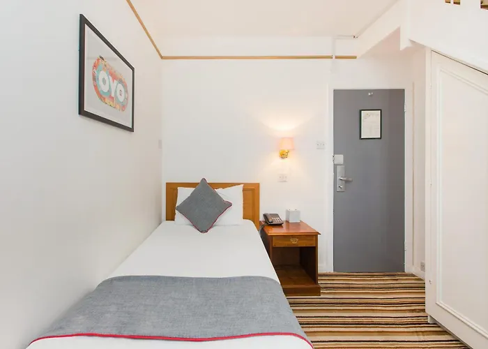 Oyo Stade Court Hotel