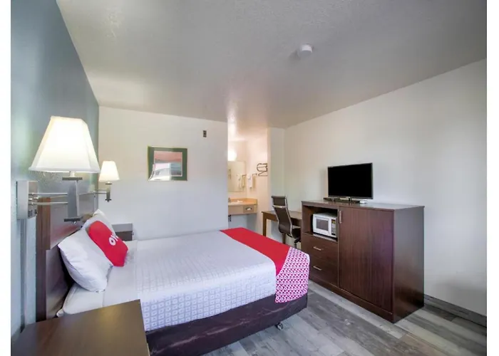 Oyo Woodland Hotel And Suites