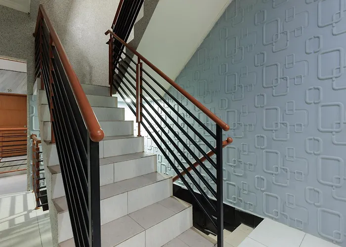 Urbanview Syariah Hotel Tiga Er Near Karawang Central Plaza