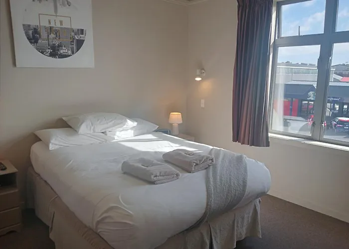 Cosmopolitan Hotel, Pub, Restaurant And Gaming Room, Opposite The Bus Stop