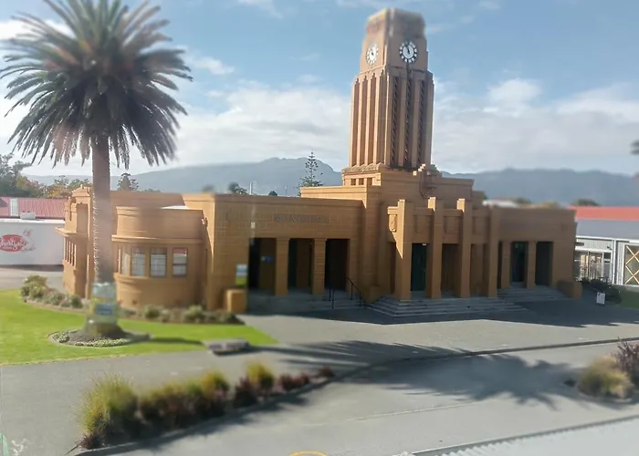 Cosmopolitan Hotel, Pub, Restaurant And Gaming Room, Opposite The Bus Stop