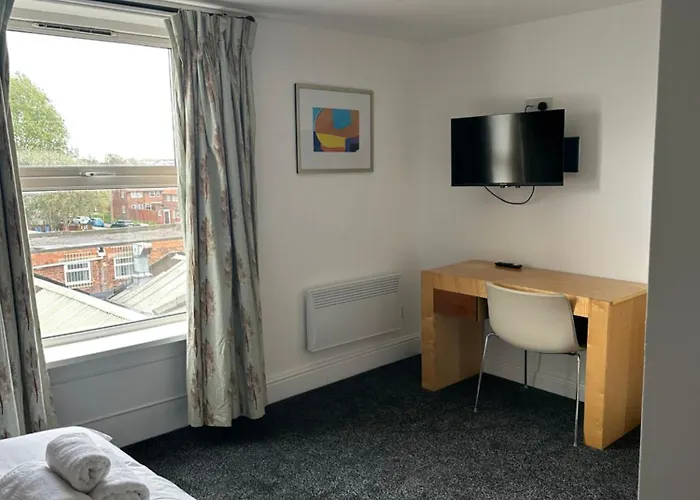 Continental Hotel With Access To Shared Kitchen