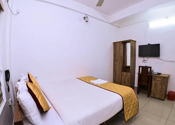 Nirupama,Hotel Aluva 700 Mtr From Aluva Railway Station