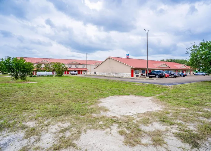 Days Inn & Suites By Wyndham Beeville