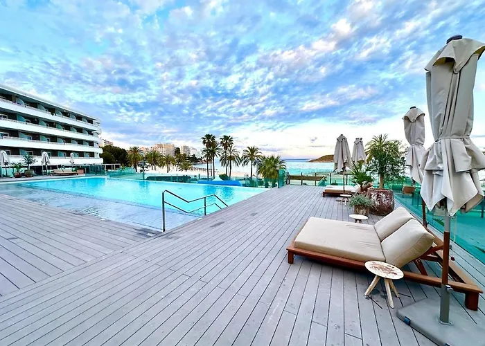 Beautiful Sea View Apartment & Direct Pool Access