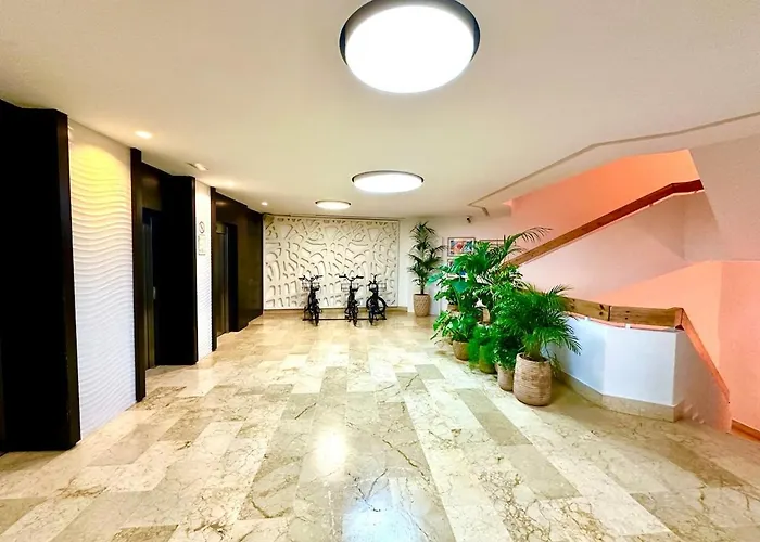 Beautiful Sea View Apartment & Direct Pool Access