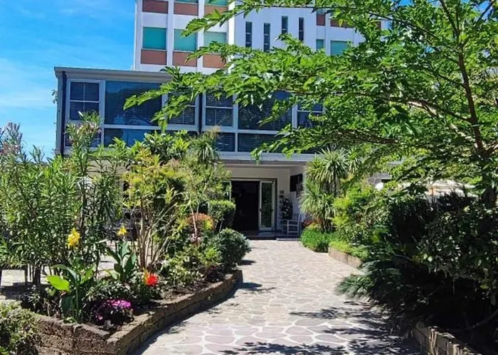 B&B Promenade Hotel Simple Con Piscina