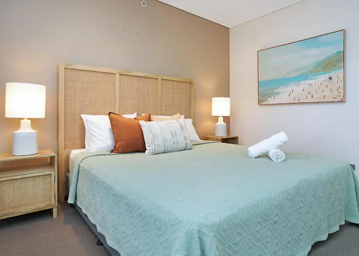 Vibrant Waterfront Lagoon Views Walk To Cafes & Bbq