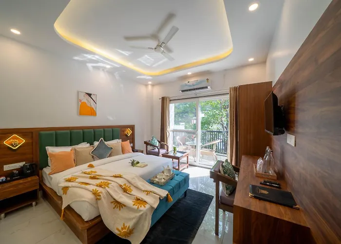 Perfectstayz Premium Mystic Falls With Rooftop Pool & Cafe