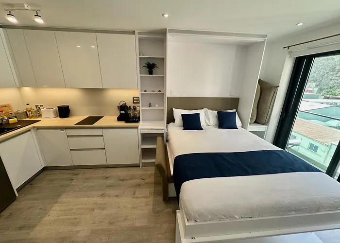 Modern Studio Apartment At The Hub - Rock View, Close To Spain And Airport