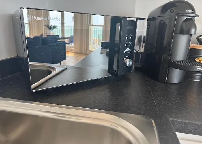 Seaview Flat With Balcony, Spacious 2 Bedroom