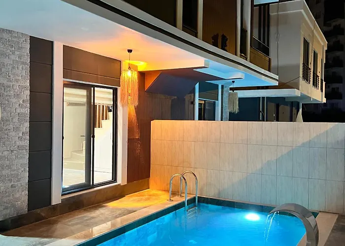 Dubleks Oezel Havuzlu Terasli Lueks Villa
