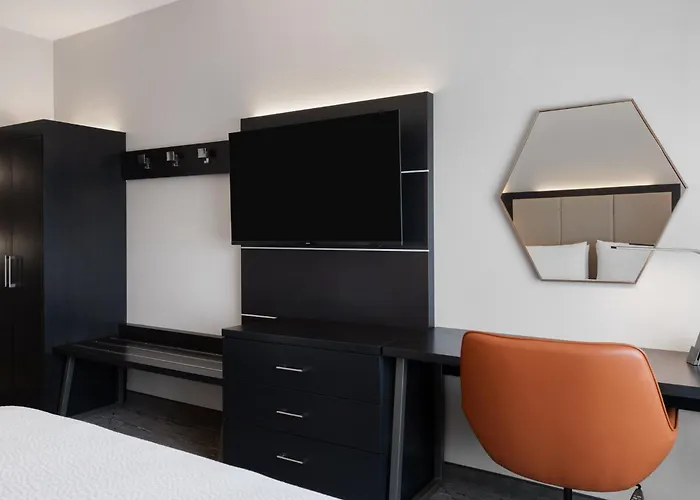 Holiday Inn Express & Suites - Tampa East - Ybor City By Ihg