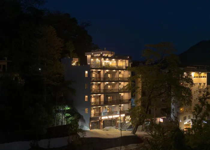 Perfectstayz Premium Mystic Falls With Rooftop Pool & Cafe