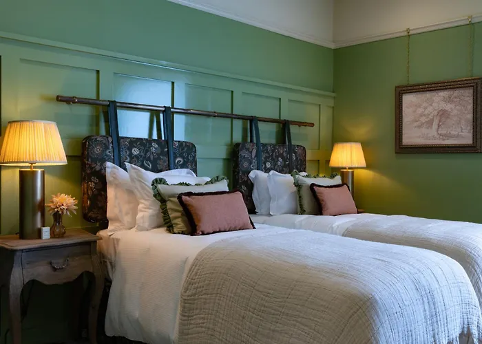 The Ragged Robin - A Heartwood Inn
