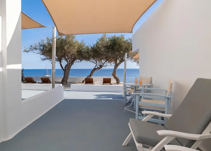 Akrotiri Hotel